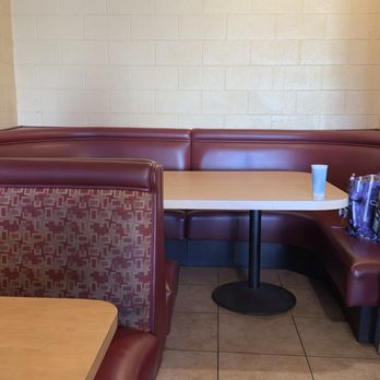DeMatteo's Pizza - this is teh best booth ever fits one or more than one - Pizza Near Me - Riverside, California