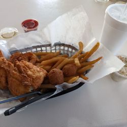 Wanchese Marina & Landing Grill - Fish and shrimp basket