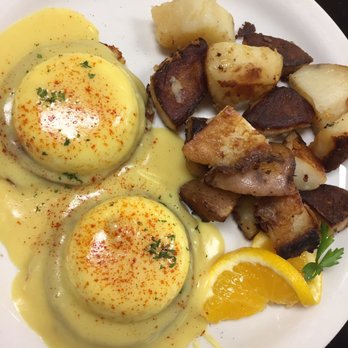 Scramblers Cafe - The eggs Benedict Canadian bacon style - Breakfast & Brunch Near Me - Norco, California