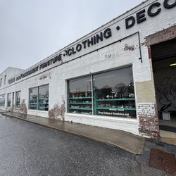 LuLu's Consignment - Front of building