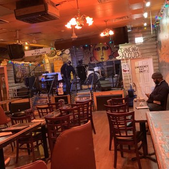 Kingston Mines - Band setting up . This is only one room and you can order food from the back area. - Jazz & Blues Near Me - Chicago, Illinois Kingston Mines - Band setting up . This is only one room and you can order food from the back area. - Jazz & Blues Near Me - Chicago, Illinois