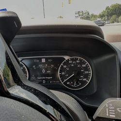 Avis - Gas tank 1/2 full after having the car for 15 minutes.