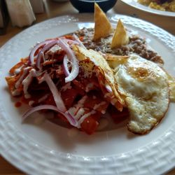La Wafflera - La tradicional. chilaquiles con huevo al gusto y frijoles.