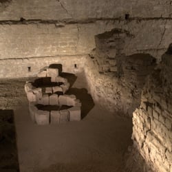 Praetorium - römischer Statthalterpalast - Brunnen / Kloake, mittelalterlich