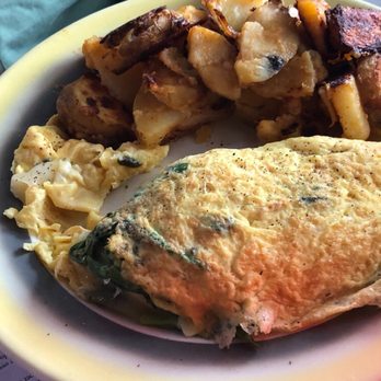 The Art Cliff Diner - Diners Near Me - Vineyard Haven, Massachusetts