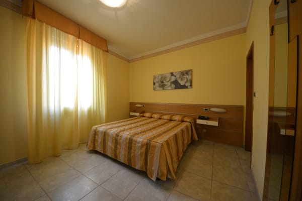Hotel University by null