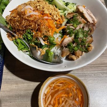 Pho Bar Vietnamese Kitchen - GRILLED CHICKEN NOODLES BOWLl Bun Ga Nuong - Vietnamese Near Me - Davie, Florida Pho Bar Vietnamese Kitchen - GRILLED CHICKEN NOODLES BOWLl Bun Ga Nuong - Vietnamese Near Me - Davie, Florida