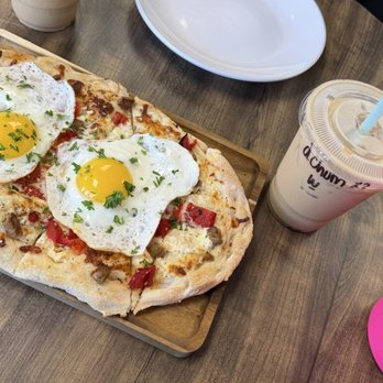 Enroute Coffee and Tea House - Breakfast pizza (substituted bacon for chicken sausage) + iced chumpkin chai with a shot of espresso - Coffee & Tea Near Me - Goodyear, Arizona
