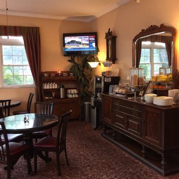 The Inn On Third - Common Area and Breakfast - Hotels Near Me - St. Petersburg, Florida