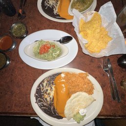 Guacamole, chips, salsa, Enchiladas Al Guajillo, Quesadilla, Chile Relleno