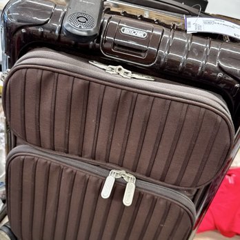Trove - Rimowa Salsa Deluxe 3 carry-on luggage: $175 (without tax) - Women's Clothing Near Me - Los Angeles, California Trove - Rimowa Salsa Deluxe 3 carry-on luggage: $175 (without tax) - Women's Clothing Near Me - Los Angeles, California