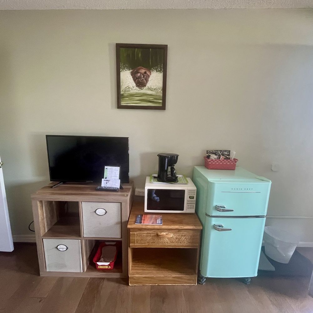 Big Bear Lodge - TV, microwave, fridge - Hotels Near Me - Alpena, Michigan Big Bear Lodge - TV, microwave, fridge - Hotels Near Me - Alpena, Michigan
