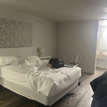 Tru By Hilton Savannah Midtown - Queen bed with night stand on each side chair against wall - Hotels Near Me - Savannah, Georgia Tru By Hilton Savannah Midtown - Queen bed with night stand on each side chair against wall - Hotels Near Me - Savannah, Georgia