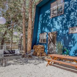 Patriot Vacation Rentals - Crystal Blue Persuasion is a modern cabin with a fun vintage twist. Equipped with everything you need to cook & bake inside, & a BBQ outside
