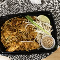 Phra Ram 9 - Pad thai with chicken