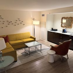 Renaissance Baton Rouge Hotel - Executive suite living room.