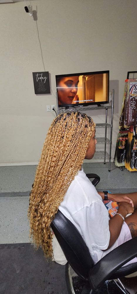 Dora African Braiding Logo