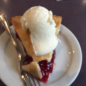 Blue Star Restaurant - Cherry Pie a la mode - American Near Me - Welland, Ontario