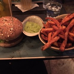Hans Im Glück - FABELHAFTER Weizenbratling, Avocadocreme, Orangen-Senf-Soße & Kräutersalat Sweet potato fries and a avocado dip