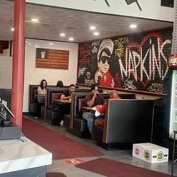 Johnny Napkins - Interior seating area - Pizza Near Me - Union, New Jersey