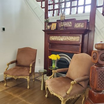 The George - Sitting area on 1st Floor - Bed & Breakfast Near Me - Napa, California