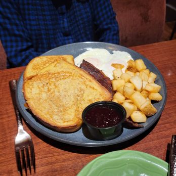 Bentley's Grill - French Toast with Home style potatoes and Overeasy eggs - Mother's Day Brunch 2026 - New American Near Me - Salem, Oregon
