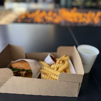 Shake Shack Bay Street - Outside atmosphere - Burgers Near Me - Emeryville, California Shake Shack Bay Street - Outside atmosphere - Burgers Near Me - Emeryville, California