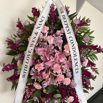 Bolsa Florist - The final product with extra flowers in the center. - Florists Near Me - Westminster, California
