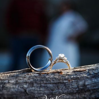 Capture Epic Moments - En un rincón natural de Los Ángeles, California, dos anillos brillan sobre un tronco, mientras en la distancia, dos almas unidas por el dest - Event Photography Near Me Capture Epic Moments - En un rincón natural de Los Ángeles, California, dos anillos brillan sobre un tronco, mientras en la distancia, dos almas unidas por el dest - Event Photography Near Me