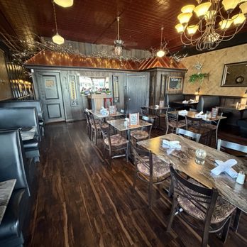 Madison's on Main - Looking towards the hostess station - Lounges Near Me - Flushing, Michigan