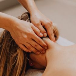De'Luxe Beauty Lounge - Enjoy complete relaxation and healing at the skillful hands of our massage therapist.