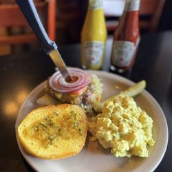 Rico's Pub - Burger with potato salad