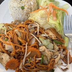 Siamese Restaurant - Chow Mein with chicken, very good!