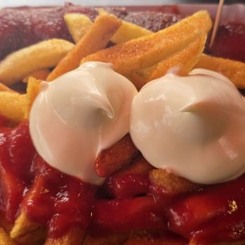 Curry 36 - Vegane Currywurst mit Pommes rot-weiß - Food Stands Near Me - Berlin, BE Curry 36 - Vegane Currywurst mit Pommes rot-weiß - Food Stands Near Me - Berlin, BE