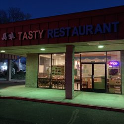 Tasty Chinese Kitchen - Front entrance. Like a ghost town here.