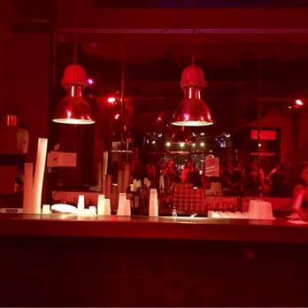 Strøm - Die hintere Bar mit coolen Lampen und einer Spiegelwand - Dance Clubs Near Me - Munich, BY