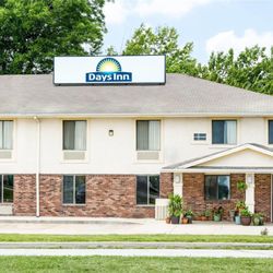 Days Inn by Wyndham Warrensburg - Exterior