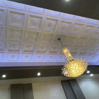 Dallas Nail Bar & Spa - Ceiling with chandelier - Nail Salons Near Me - Dallas, Texas Dallas Nail Bar & Spa - Ceiling with chandelier - Nail Salons Near Me - Dallas, Texas