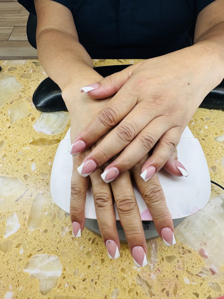 T Nail & Spa Logo