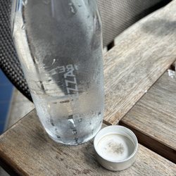O'Pazzo - Im zerschrammten Deckel der Wasserflasche finden sich schwarze Spuren, die da bestimmt nicht hingehören.