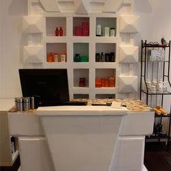 Hoffmann Friseure - Der Empfangsbereich im relaxten-mediteranen Stil