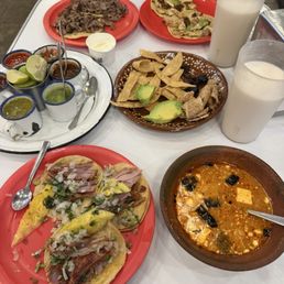 Tacos de bistec, tacos de pollo, tacos de pastor y sopa de tortilla, horchata Tacos de bistec, tacos de pollo, tacos de pastor y sopa de tortilla, horchata