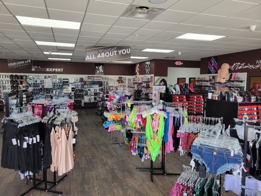 ROMANTIX - Updated July 2025 - 16 Photos - 709 E Slaughter Ln, Austin ...