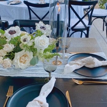 Aline Bichara Floral Studio - Guest table decor - Wedding Planning Near Me Aline Bichara Floral Studio - Guest table decor - Wedding Planning Near Me