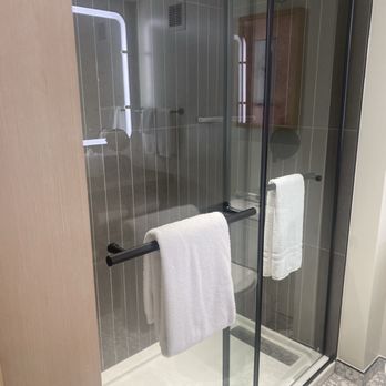 Austin Southpark Hotel - Shower - Hotels Near Me - Austin, Texas Austin Southpark Hotel - Shower - Hotels Near Me - Austin, Texas