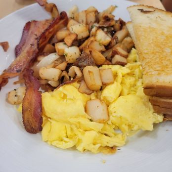 Bowerman's On 8th - Farmers - Cafes Near Me - Holland, Michigan