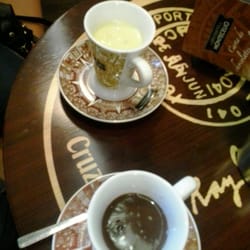 Siboney - Chocolate blanco con frambuesa y chocolate negro con coco.