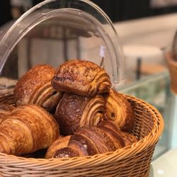 Épicerie Québécoise- Chez Boulay - Croissant et chocolat une fait sur place