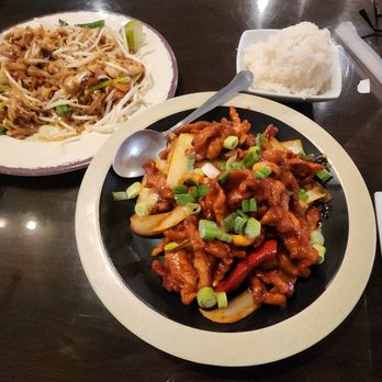29 Pad Thai - Excellent serving presentation. - Thai Near Me - Springfield, Virginia