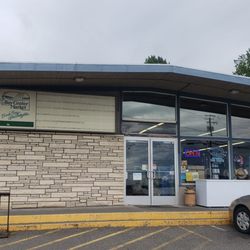 Bay Center Market - Exterior